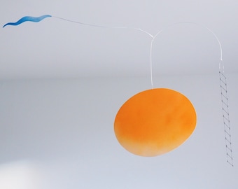 Sculpture d'art de rêve par KUKLAstudio. Mobile suspendu en métal. Sculpture cinétique orange et bleu. Intérieur moderne. De l'art pour la maison.
