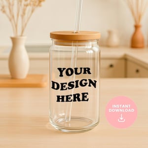 Puede incluir: Un tarro de vidrio transparente con tapa de madera y una pajita. El tarro tiene el texto "YOUR DESIGN HERE" impreso en él. El tarro está sentado sobre una superficie de madera. Descarga instantánea.