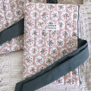 Romantic Quilted Book Sleeve – Coquette Aesthetic in Organic Cotton, Floral Design, Cottagecore Style, Green Lining, Gift for Book Lovers