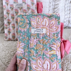 Pochette à livre matelassée en tissu indien artisanal, Protège-livre avec nœud fait main, cadeau idéal pour lectrice