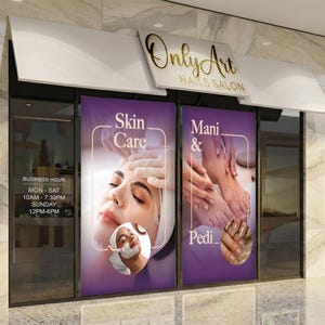 Könnte beinhalten: Außenansicht eines Nagelstudios, "Only Art Nails Salon", mit Werbeplakaten für Hautpflege, Maniküre und Pediküre. Die Geschäftszeiten sind links vom Eingang angegeben. Das Geschäft hat eine weiße Markise.