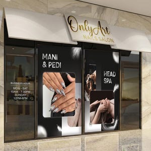 Könnte beinhalten: Außenansicht eines Nagelstudios, "Only Art Nails Salon", mit einer weißen Markise. Die Schaufensterfront zeigt schwarze Tafeln mit den Texten "MANI & PEDI" und "HEAD SPA". Die Geschäftszeiten sind auf der linken Tafel angegeben. Das Logo des Salons ist goldfarben.