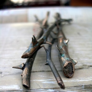 Bronze Rose Stengel Skulptur Symbol der dauerhaften Liebe - Strauß aus 4 Stengeln für immer