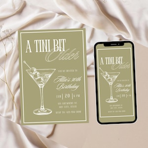 Może przedstawiać: Zielona karta zaproszenia z ilustracją kieliszka do martini i tekstem "A Tini Bit Older" i "Allie's 30th Birthday". Zaproszenie zawiera datę, godzinę i miejsce wydarzenia.