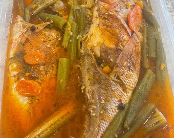 Pargo jamaicano al vapor con okra y galletas de agua