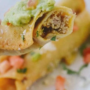 Taquitos caseros, tacos de rollito, comida mexicana, taquito, comida española, tortillas, regalo, salsa, guacamole, tacos dorados, flautas, martes de taco
