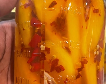 Mango encurtido picante: un aperitivo asiático, típico de la cocina filipina y vietnamita.