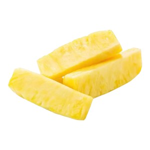 Pode incluir: Três fatias de abacaxi fresco em forma de cunhas alongadas, com uma cor amarela vibrante e uma textura fibrosa e húmida. Os pedaços estão dispostos num grupo, mostrando o aspeto natural e sumarento da polpa da fruta tropical cortada.