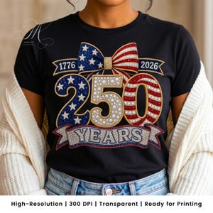 Peut inclure: T-shirt noir avec un motif patriotique célébrant 250 ans. Le motif comprend un nœud, les chiffres "250", les années "1776" et "2026" et le mot "YEARS". Le motif incorpore les couleurs rouge, blanc et bleu.
