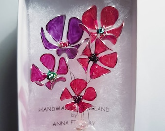Colourful, miniature, painted resin flowers attached to suction hook, Boxed. Pretty gift. Birthdays, Valentine's, Mother's Day, anytime.