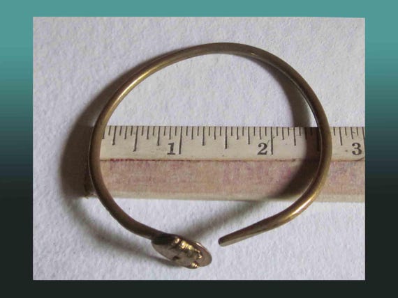Petite NEFERTITI, Egyptian Revival Brass Bangle Bracelet with Small Nefertiti Profile, Vintage Jewelry, Women or Unisex View 4