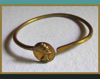 Petite NEFERTITI, Egyptian Revival Brass Bangle Bracelet with Small Nefertiti Profile, Vintage Jewelry, Women or Unisex