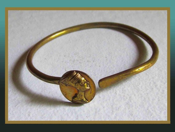 Petite NEFERTITI, Egyptian Revival Brass Bangle Bracelet with Small Nefertiti Profile, Vintage Jewelry, Women or Unisex