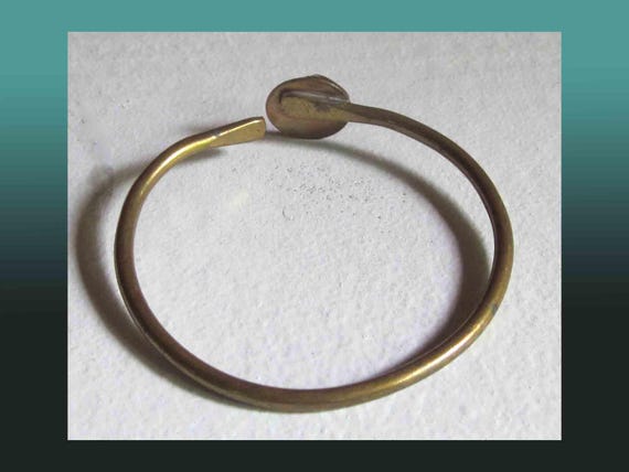 Petite NEFERTITI, Egyptian Revival Brass Bangle Bracelet with Small Nefertiti Profile, Vintage Jewelry, Women or Unisex View 5