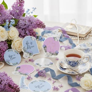 以下が含まれることがあります： 斑点のあるマット仕上げのセラミックマグカップ3個セット。マグカップはクリーム色、ライトグレー、ダークグレーの色合いです。各マグカップはシンプルでミニマリストなデザインで、丸みを帯びたハンドルが付いています。