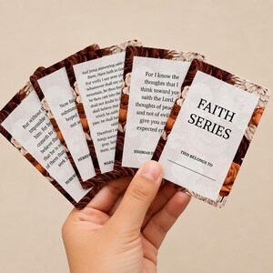 Op de afbeelding: Een set rechthoekige kaarten met een bloemenrand in bruin- en crèmetinten. Elke kaart bevat gedrukte tekst, waaronder de titel FAITH SERIES, THIS BELONGS TO en verschillende bijbelverzen zoals Jeremia 29:11 en Marcus 11:23.