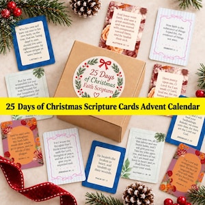 Peut inclure: Une boîte en carton marron étiquetée 25 Days of Christmas Faith Scriptures entourée de plusieurs cartes rectangulaires présentant divers versets bibliques, des motifs floraux et des bordures rayées, agrémentée de branches de pin et de baies rouges.