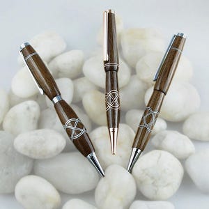 Stylos faits main uniques de la série Noeuds de bois de récupération