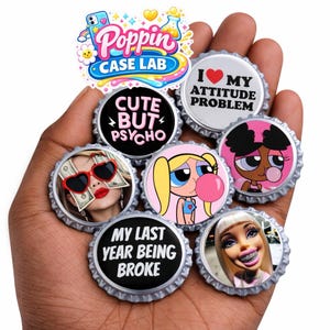 Puede incluir: Una colección de chapas de botella con varios diseños y textos, incluyendo "Cute But Psycho", "I ❤️ My Attitude Problem" y "My Last Year Being Broke". Las chapas presentan imágenes de una mujer con gafas de sol de dinero, personajes de dibujos animados y una muñeca.
