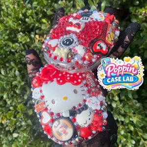 Funda para auriculares AirPod Max con temática de Hello Kitty en rojo imagen 3