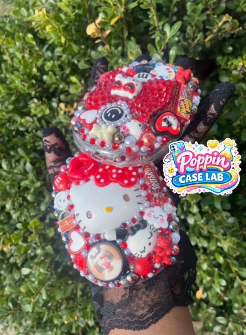 Funda para auriculares AirPod Max con temática de Hello Kitty en rojo imagen 3