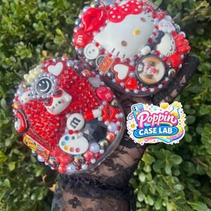 Funda para auriculares AirPod Max con temática de Hello Kitty en rojo imagen 2