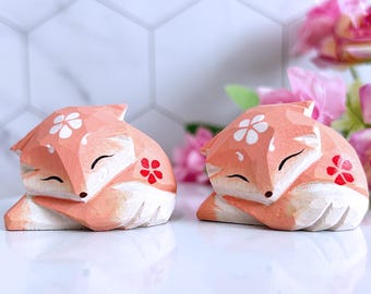 Hand geschnitzte rosa Fuchs Holzfigur, Holzfuchs Figuren, Miniatur Holzfuchs Figur, Waldholztier Dekor, Fuchs Sammler Geschenk