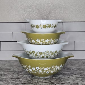 Vintage Pyrex Spring Blossom Nesting Cinderella Mixing Bowl Set 441, 442,443,444, Crazy Daisy Pyrex Vintage bowls, Retro Flower Power Bowls