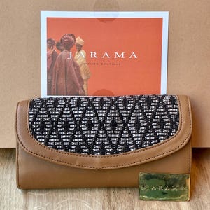 Cartera tradicional Mandjak de cuero tejido y taparrabos
