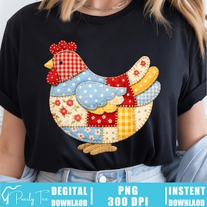 Peut inclure: T-shirt noir avec un motif de poulet patchwork coloré. Le poulet est composé de différents motifs de tissu, dont du vichy rouge, des pois bleus et des imprimés floraux. Le texte "DIGITAL DOWNLOAD" et "PNG 300 DPI" est visible.
