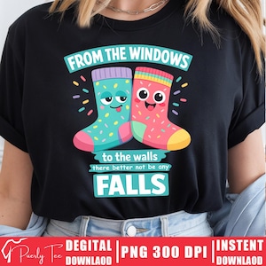 Op de afbeelding: Zwart t-shirt met een afbeelding van twee cartoon sokken, een turquoise en een roze, met gezichten en de tekst "FROM THE WINDOWS to the walls there better not be any FALLS". De sokken zijn versierd met kleurrijke confetti.