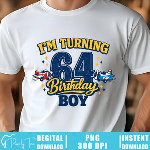 Puede incluir: Camiseta blanca con un diseño gráfico para un 64 cumpleaños. El diseño incluye el texto "I'M TURNING 64 Birthday BOY" en amarillo y azul, con dos aviones de dibujos animados y estrellas.
