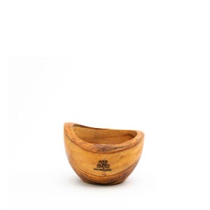 Peut inclure: Un petit bol en bois de forme incurvée. Le bol est en bois brun clair et porte un logo brun foncé qui dit "Golden Earth" sur le côté.