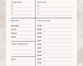 Op de afbeelding: Een beige dagplanner met de woorden "Daily Planner" bovenaan. De planner bevat secties voor doelen, een prioriteitenlijst, maaltijdplanning, een schema en notities. De datum en de dagen van de week zijn ook inbegrepen.