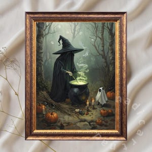 Könnte beinhalten: Ein gerahmter Halloween-Print zeigt eine vermummte Gestalt, die in einem nebligen Wald einen brodelnden Kessel umrührt. Kürbisse, Kerzen und ein Geist tragen zur unheimlichen Atmosphäre bei. Das Kunstwerk befindet sich in einem braunen, verzierten Rahmen.