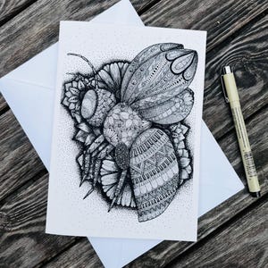 Cartão de Saudações de Abelhas – Cartão de Natureza em Branco – Ilustração de Abelha em Preto e Branco – Cartão de Arte Botânica – Cartão de Desenho de Linha Fina A5 – Presente para Amantes de Abelhas
