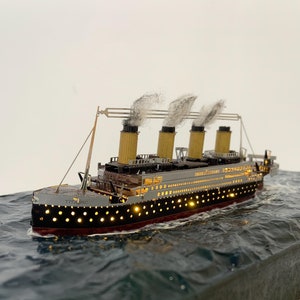 1:700 Scale Handmade Miniature RMS Titanic Model with Ocean Base, Custom Ship Model, Movie Historical Diorama Collection, Gift for Kid
