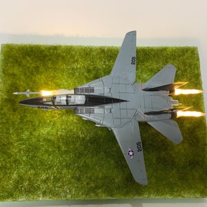 1:144 F-14 Tomcat Jet Fighter(VF-84 Jolly Rogers) with Grassland Base,AIM-7 Sparrow Missile Launch, Afterburner Smoke Lighting Effects