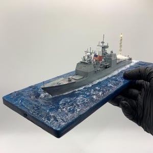 1/700 Ticonderoga-Class Cruiser Model with Water Diorama  | USS Lake Erie CG-70 | US Navy Guided-Missile Battle Cruiser, Gift for Veterans
