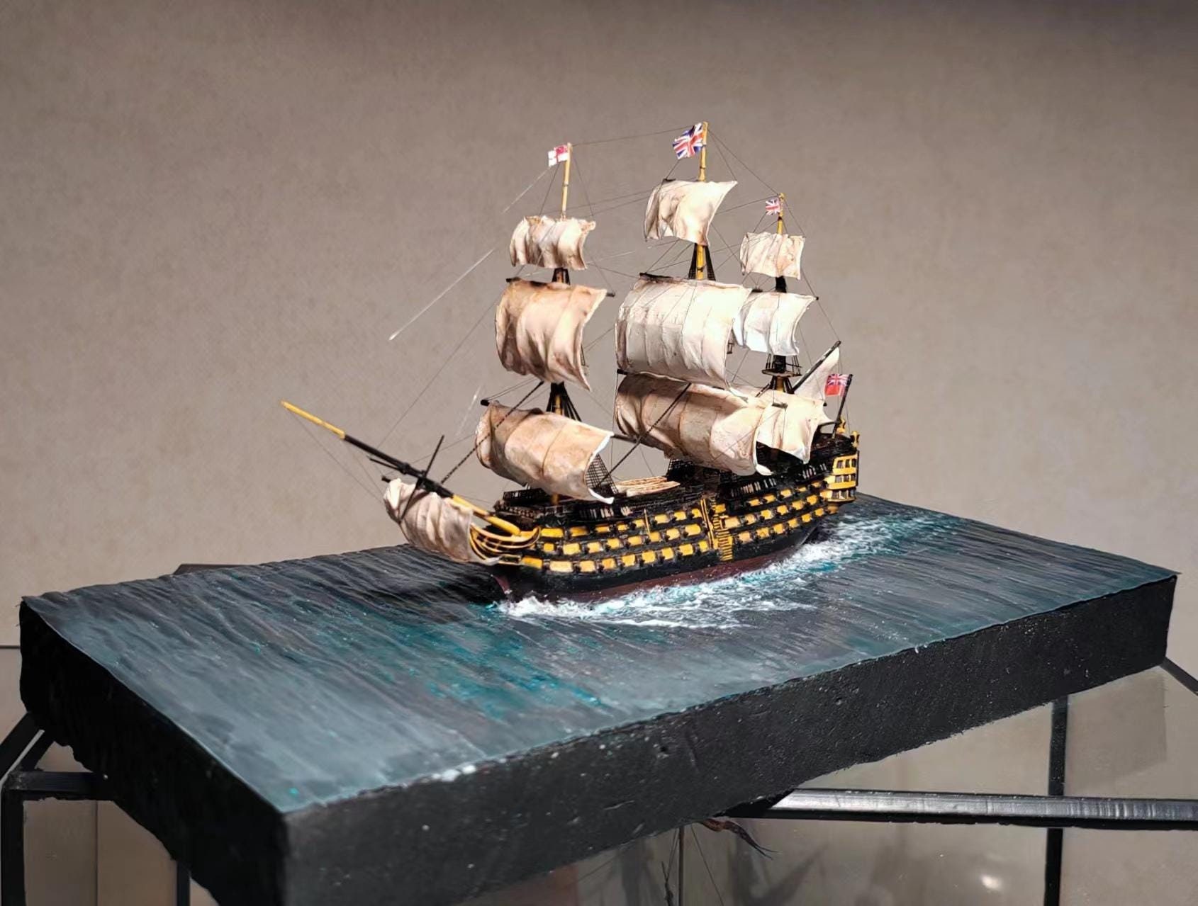 HMS ヴィクトリー ジオラマ、樹脂製大型帆船模型（照明付き）、1/700