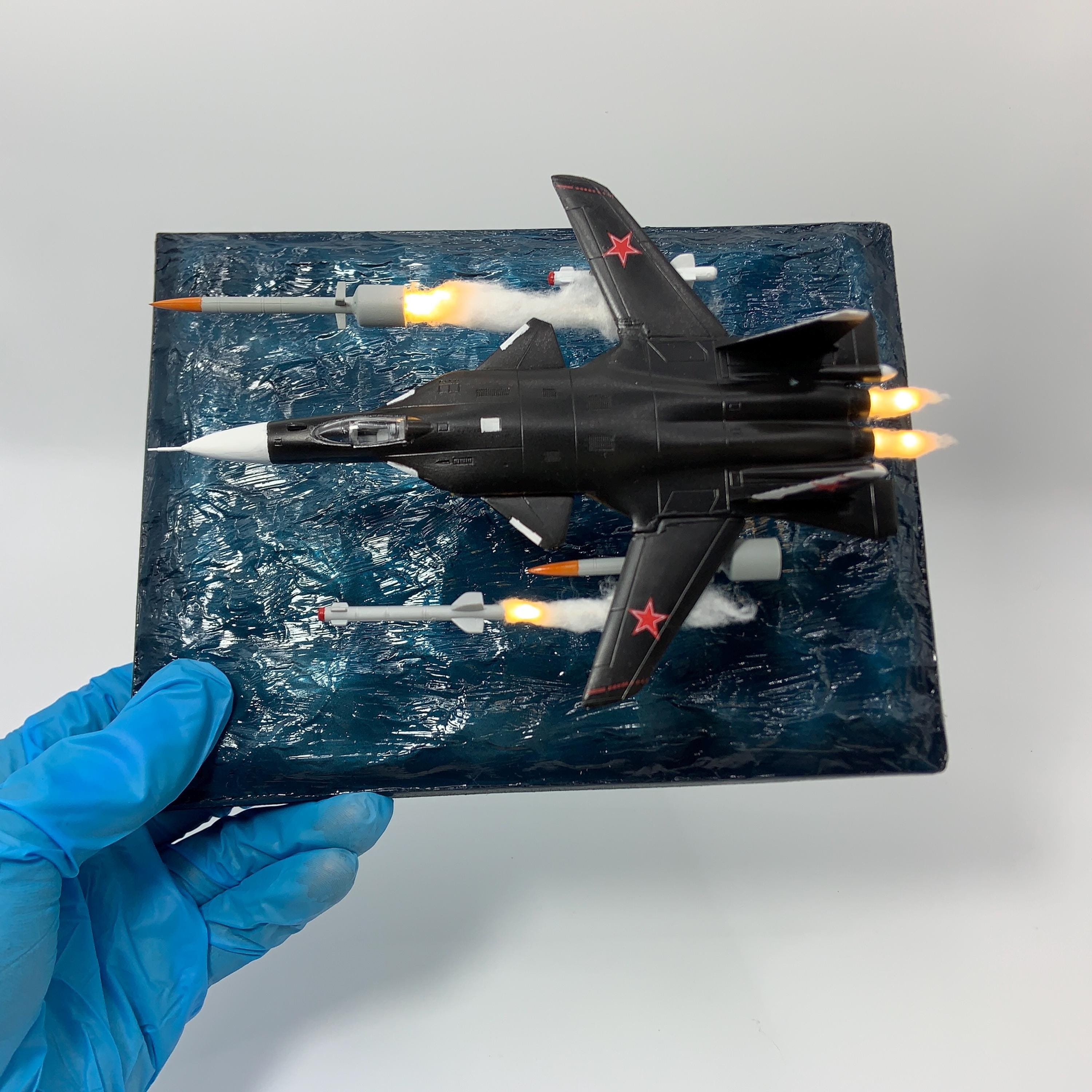 1:144 Sukhoi Su-47 Berkut Model with Ocean Base, Supersonic Jet Fighter Aircraft, Missile Launch Tail Flame Jet,Retired Pilot Christmas Gift