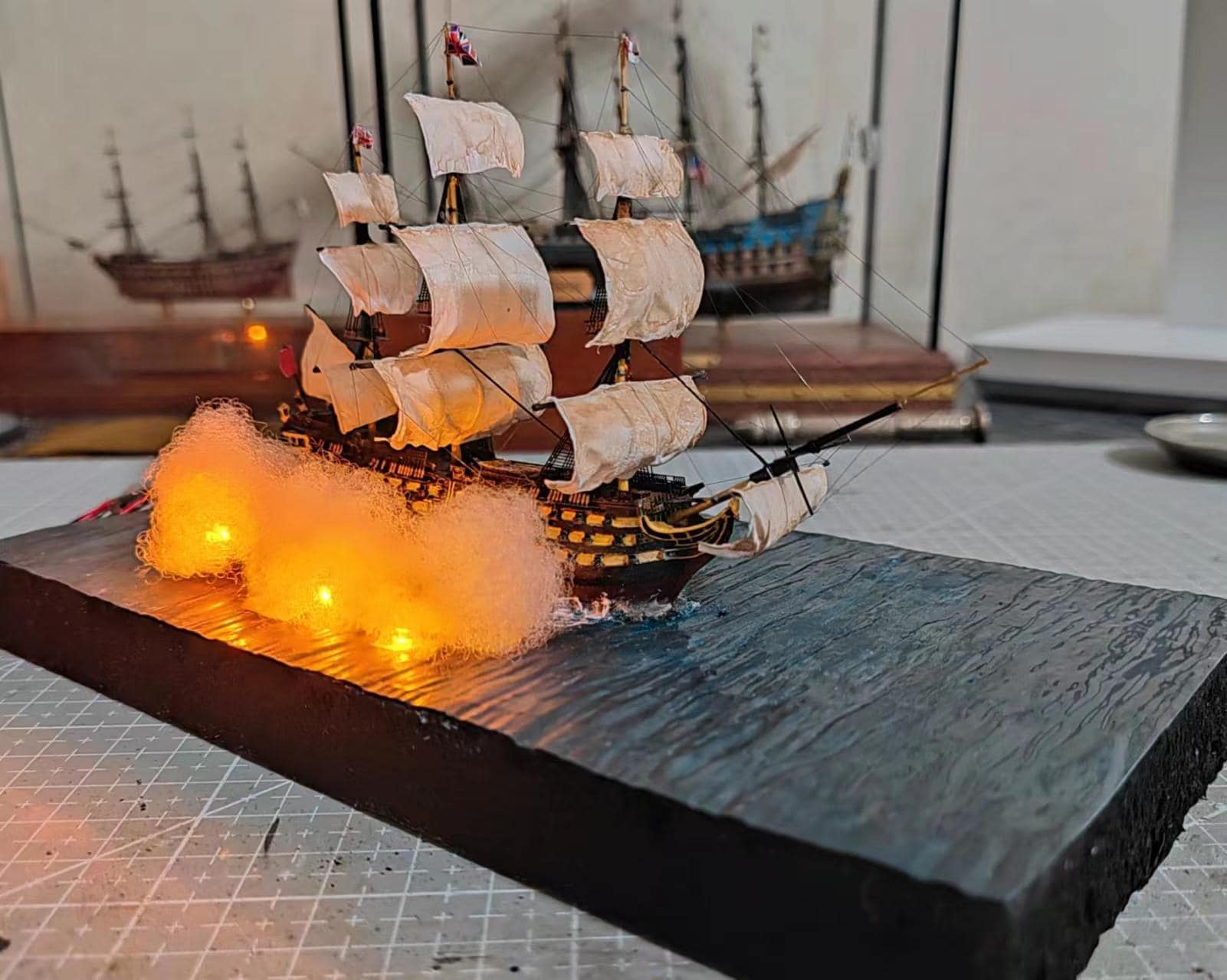 大型帆船模型 HMS ヴィクトリー ジオラマ、樹脂製大型帆船模型（照明付き）、1/700
