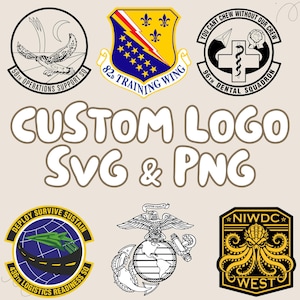 Könnte beinhalten: Eine Sammlung von benutzerdefinierten Logos im SVG- und PNG-Format. Die Logos zeigen verschiedene Embleme, darunter militärische Einheitsabzeichen mit Text wie "82nd Training Wing" und "436th Logistics Readiness Sq". Der Text "CUSTOM LOGO SVG & PNG" ist ebenfalls vorhanden.