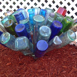 Awesome Blossom southern garden yard 49 Bottle Tree Wine, beer, and art glass Bottletree stake folk art Bild 2