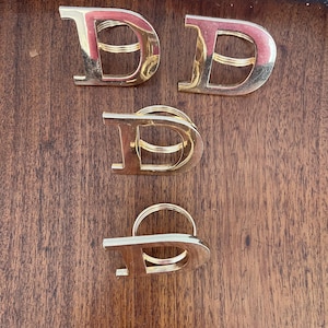 Servilleteros con la letra D dorada