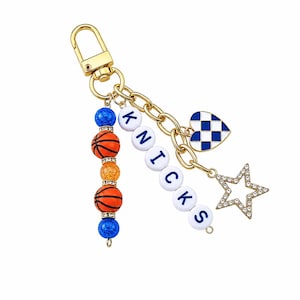 Knicks basketnyckelring – Guld-, blå- och orange pärlnyckelring med stjärn- och hjärtberlocker