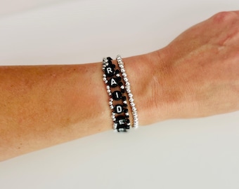 Pulseira de miçangas trançadas com tema de futebol americano dos Raiders, joia com miçangas, presente artesanal para o dia do jogo.
