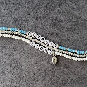 Pulsera de fútbol americano de los Detroit Lions: juego de 3 piezas en azul, plata y blanco con dije de fútbol americano, joyería para el día del partido, regalo hecho a mano para fanáticos.