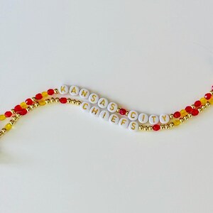 Chiefs Bracelet Stack: Rot & Gold Tschechische Glasperlen, 18k Gold Akzente