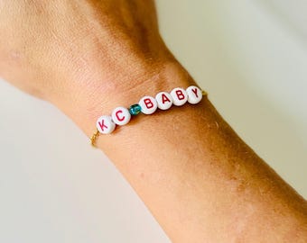 KC Baby Guldkedjearmband – Kansas City Fotbollsinspirerade Smycken med Bokstäverpärlor och Blågrön Accent